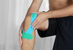 Knie tapen mit einem Kinesiotape
