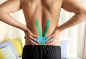 Rücken tapen mit einem Kinesiotape