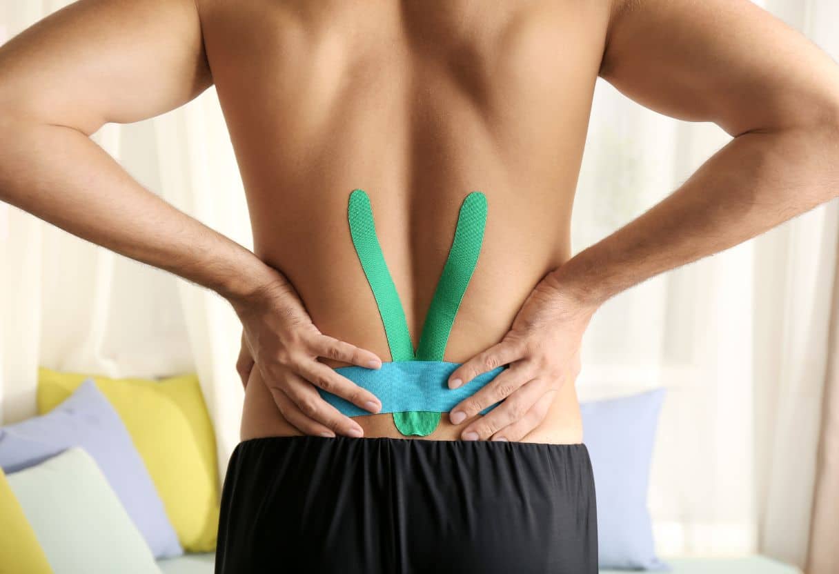 Rücken tapen mit einem Kinesiotape