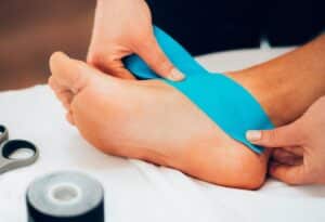 Sprunggelenk tapen mit einem Kinesiotape